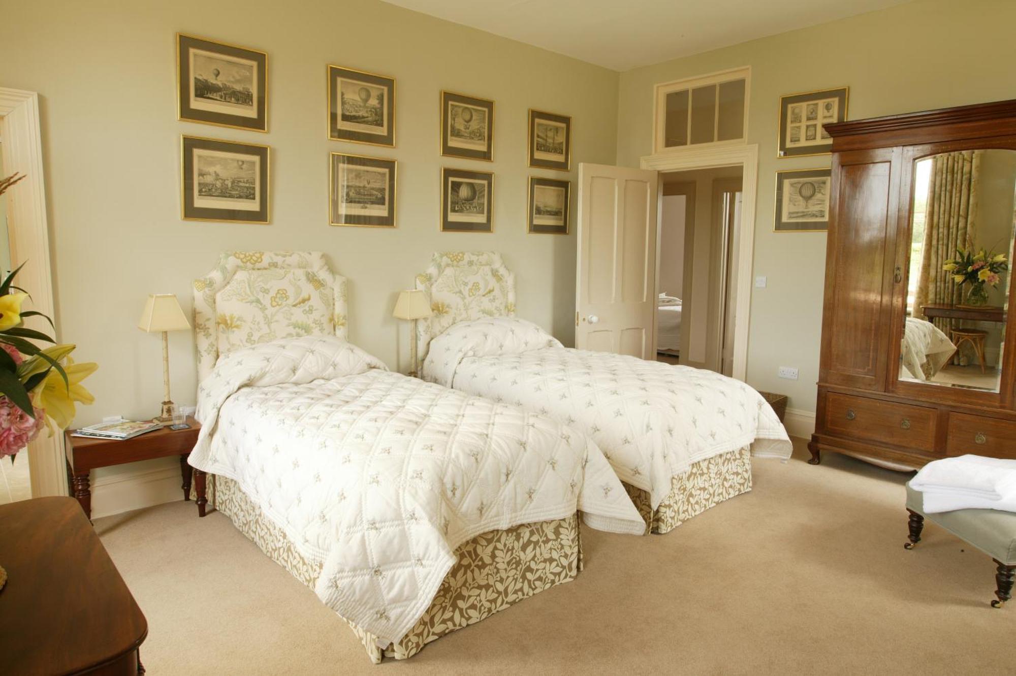 سويندون Overtown Manor Bed And Breakfast المظهر الخارجي الصورة