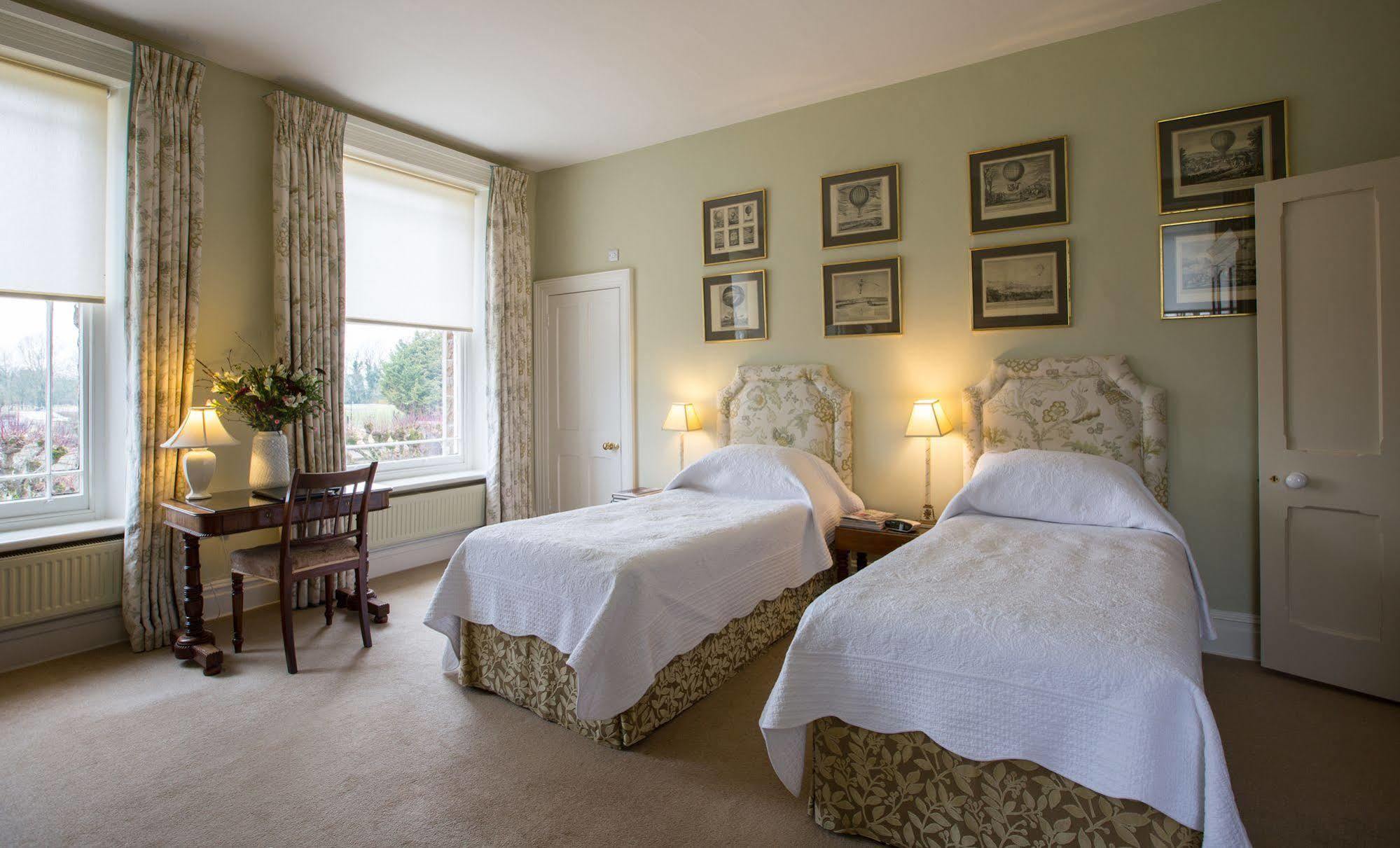 سويندون Overtown Manor Bed And Breakfast المظهر الخارجي الصورة
